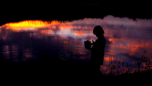沼泽旁的儿女休眠 日落的天空反射着图片