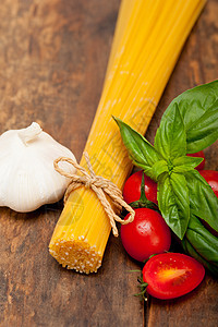 意大利意大利意大利面糊番茄和巴西尔餐厅食物营养厨房烹饪饮食午餐木头乡村盘子图片