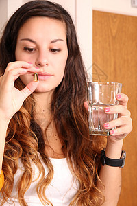 服用药丸保健玻璃手指女孩治愈药物学生女士剂量胶囊图片