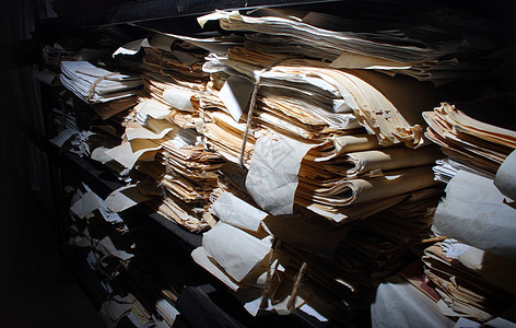 堆放在归档中的纸张文档目录文书图书馆数据架子文件夹历史记录贮存工作图片