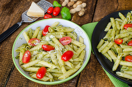 新鲜意大利意大利面食 带Basil桌子沙拉草本植物坚果福利叶子食物玻璃树叶饮食图片