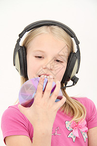可爱的小女孩正在享受音乐 用耳机女孩曲调快乐孩子童年眼睛青年立体声旋律微笑图片