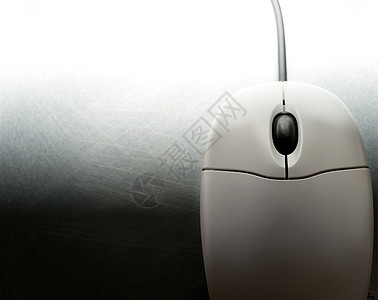 黑暗执行中的计算机鼠标滚动灰色车轮电脑技术电子产品光学滚轮老鼠指针图片