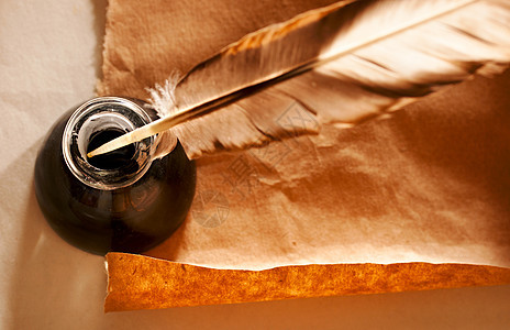 纸面背景上的羽毛和墨水瓶诗人玻璃历史文学墨水教育瓶子墨水池器具古董图片