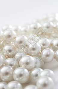 在白色的珍珠串细绳魅力石头奢华财富礼物团体珍珠圆形宝藏图片