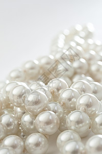 在白色的珍珠串礼物珠宝宝藏女性化团体珠子项链珍珠细绳宝石图片