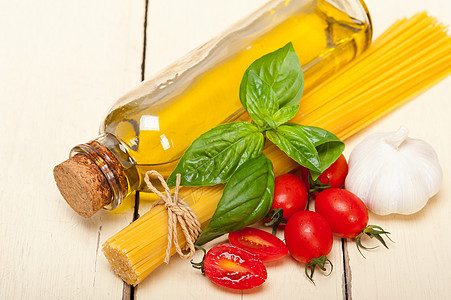 意大利意大利意大利面糊番茄和巴西尔美食厨房蔬菜营养木头午餐草本植物烹饪饮食食物图片