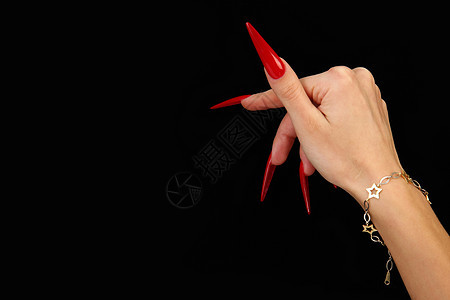 美丽的手和黑色背景的法国修指甲疗法芳香化妆品卫生皮肤食指女士女性香气美甲图片