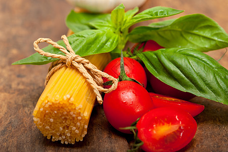 意大利意大利意大利面糊番茄和巴西尔午餐木头营养美食香料烹饪乡村饮食面条草本植物图片
