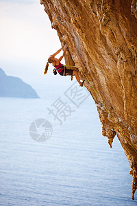 日落时 家庭攀岩者女孩成功风景岩石高度女士绳索运动天空洞穴图片
