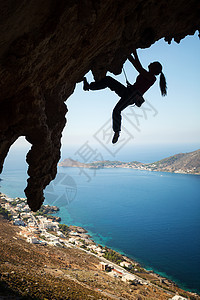 女孩在悬崖上攀岩的年轻女性月光活动绳索岩石运动登山者女士洞穴风景日落高度图片