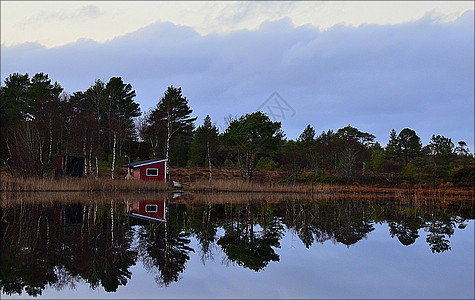湖边的小屋森林天空反射蚊子钓鱼图片