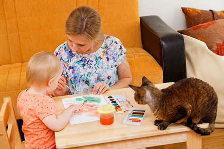 母亲及其子女公寓女儿猫咪动物房子婴儿教育水彩父母发型图片