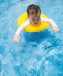 游泳池上的活动 儿童游泳和游泳婴儿水池幸福孩子们蓝色男生乐趣孩子童年喜悦图片