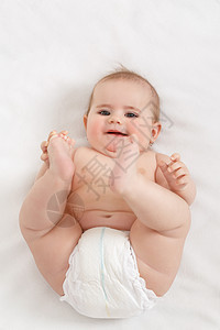 微笑的婴儿婴儿白色女孩新生孩子毯子童年披肩说谎手表钳子图片