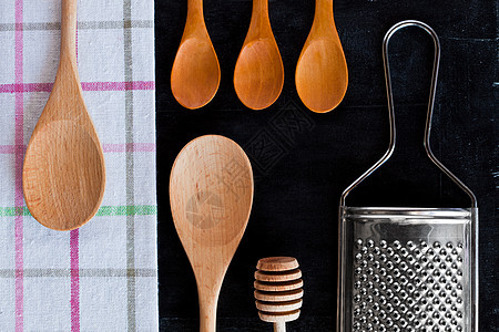 木制勺子 金属磨粉器和桌布图片