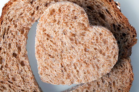 面包片中的心形洞食物风格早餐生活活力白色框架装饰营养小麦图片