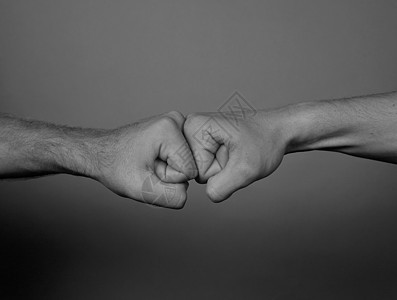 两个男人打拳男士斗争黑与白关节协议袖子身体竞赛人类冲孔图片