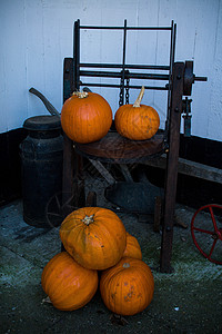 Pumpkins 和农场工具图片