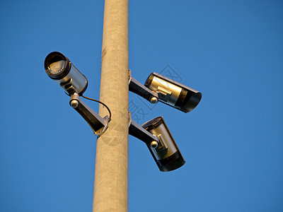 安全监控摄像头对着一根柱子办公室危险间谍监视电视控制犯罪智力相机财产图片