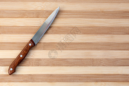 木板上的厨房刀食物白色饮食陶瓷刀刃烹饪餐厅厨师美食棕色图片