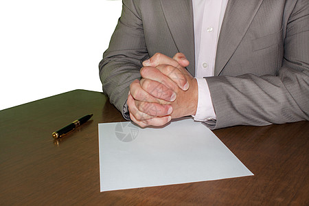坐在合同文件正前的商家男性商业铅笔文书职场圆珠笔拇指商务交易人士图片