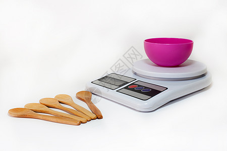 拉力秤填色图标数字厨房规模的塑料碗和木制勺子背景