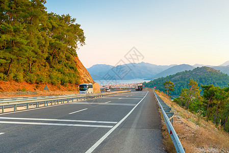 转轨和运输的山山路图片