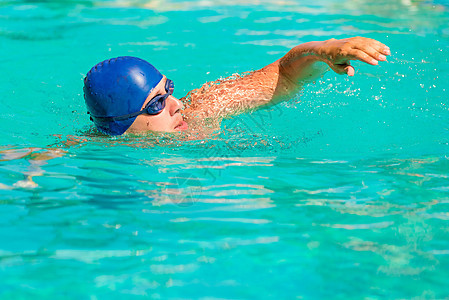 参加运动游泳的年轻男子;图片