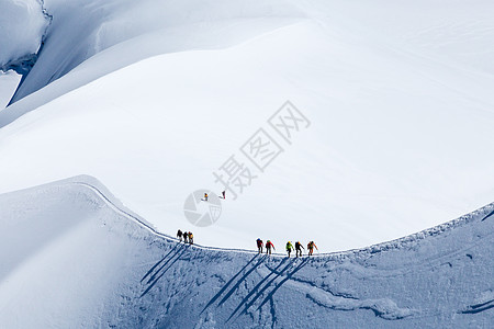 勃朗峰的登山者户外运动山脉太阳远足冒险领导健身冒险家登山冰川图片