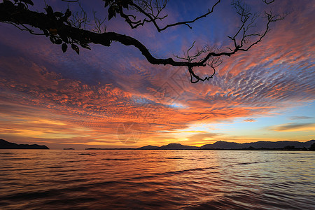 泰国普吉美丽的日落沙滩反射阳光天空海景红色太阳冲浪橙子地平线黄色图片