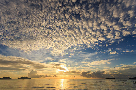 泰国普吉美丽的日出冲浪日落海浪黄色天空红色反射地平线海景太阳图片