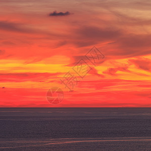 泰国普吉美丽的日落冲浪阳光海景太阳黄色海洋地平线海浪天气蓝色图片