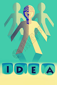 在纸面人面前的立方体上用字词 Idea风暴纸雕头脑骰子营销创新生长想像力解决方案预测图片