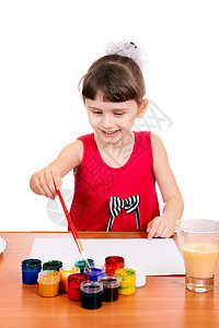 女孩绘画孩子学习苗圃水彩站立女儿学校家庭作业桌子刷子图片
