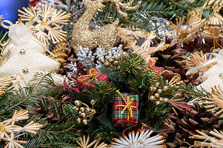 新的一年和快乐的圣诞节背景雪花风格庆典丝带装饰礼物假期金子驯鹿花环图片
