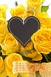 新鲜黄玫瑰格子玫瑰玫瑰花瓣树叶黑板黄色心形绿色丝带生日图片