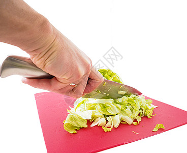 手切新鲜绿色生菜蔬菜厨师厨房沙拉叶子男性红色烹饪食物桌子图片
