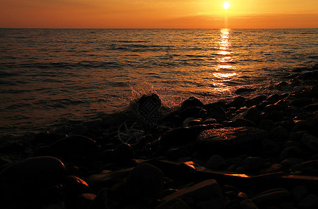 海边的夏日日落天气海浪晴天反射支撑地平线水滴海洋海岸线季节图片