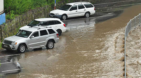 祸在路中路上的洪水灾难季节下雨街道城市交通损害气候危险天气背景