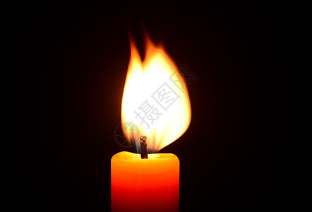 在黑色背景上点燃橙色蜡烛宏观烧伤场景黄色纪念馆温泉橙子假期宗教火焰图片