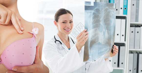 妇女进行自我乳房检查时的极端紧闭服务胸罩办公室医院女人味女性皮肤诊所内衣x射线图片