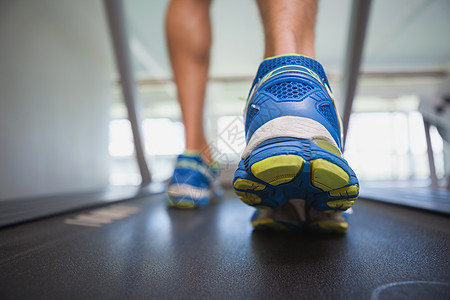 低层男子在跑步机上奔跑身体护理器材娱乐锻炼闲暇活动运动鞋跑步有氧运动图片