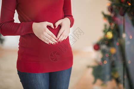 紧贴一个孕妇的近身 在她的肚子上做心脏图片