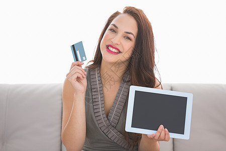 显示信用卡和笔记本电脑屏幕的漂亮黑发图片