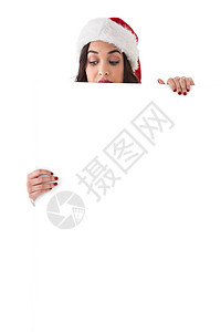 穿着圣塔帽子 张贴白海报的美容黑发美女喜庆女性头发棕色微笑假期指甲油混血快乐卡片图片