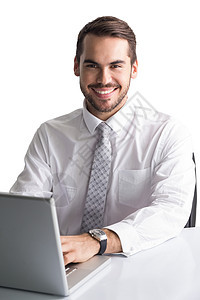 开心的商务人士用笔记本电脑领带男人商务套装商业微笑人士棕色短发快乐图片