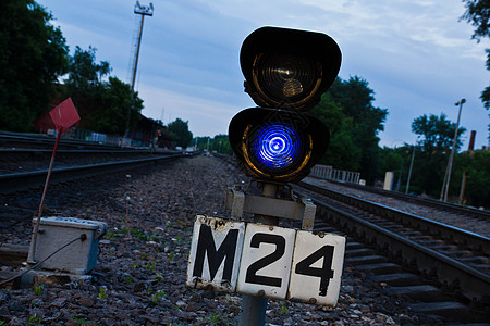 蓝色铁路交通灯图片