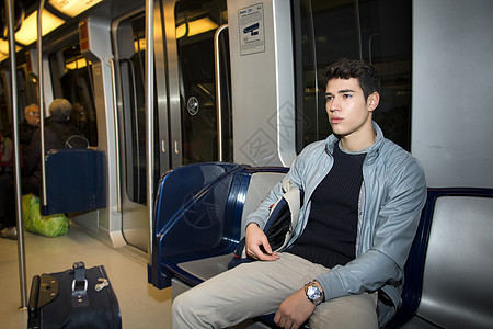 坐在地铁列车上上班的年轻人图片