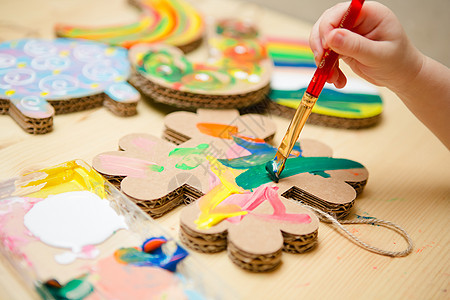 用彩色涂料给小女婴绘画艺术女性青年幼儿园创造力快乐童年手指孩子幸福图片